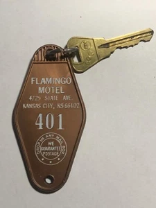 Llavero de habitación de hotel Flamingo Motel con llave Kansas City Kansas #401 RARO - Imagen 1 de 2