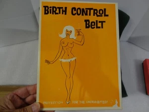 VINTAGE Neuheit Gag Geschenk Original Geburtenkontrolle Gürtel Gerätebox 60er Jahre frech - Bild 1 von 6