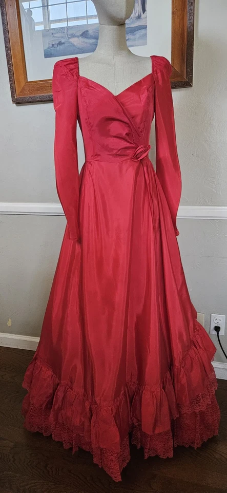 Vestido de graduación vintage de la Cruz Roja de los años 70 con corpiño y volantes. MKD talla 7/8 como en la foto Foto 1 de 4