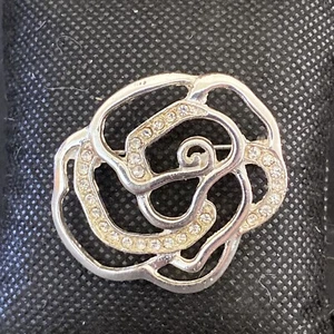 Broche rosa plano vintage tono plata tres rayas de diamantes de imitación en pétalos 1,5" - Imagen 1 de 8