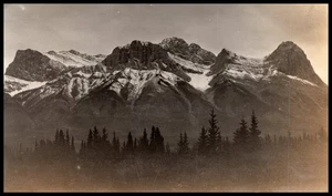 Fotografía en blanco y negro de los años 30 de las Montañas Rocosas canadienses picos de nieve línea de bosque de colección  - Imagen 1 de 2