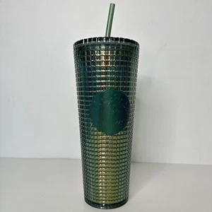 Nuovo Starbucks 2022 Griglia Tumbler Borchiata Foresta Verde Iridescente 24 once - Foto 1 di 5