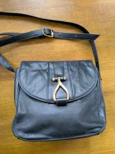 Bandolera de cuero negra con cierre de horquilla dorada vintage ajustable Antonia - Imagen 1 de 8