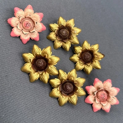 De Colección Cortina Corbatas Floral Push Pin Tack Botón Flor Oro Rosa Metal Lote 6 Foto 1 de 4