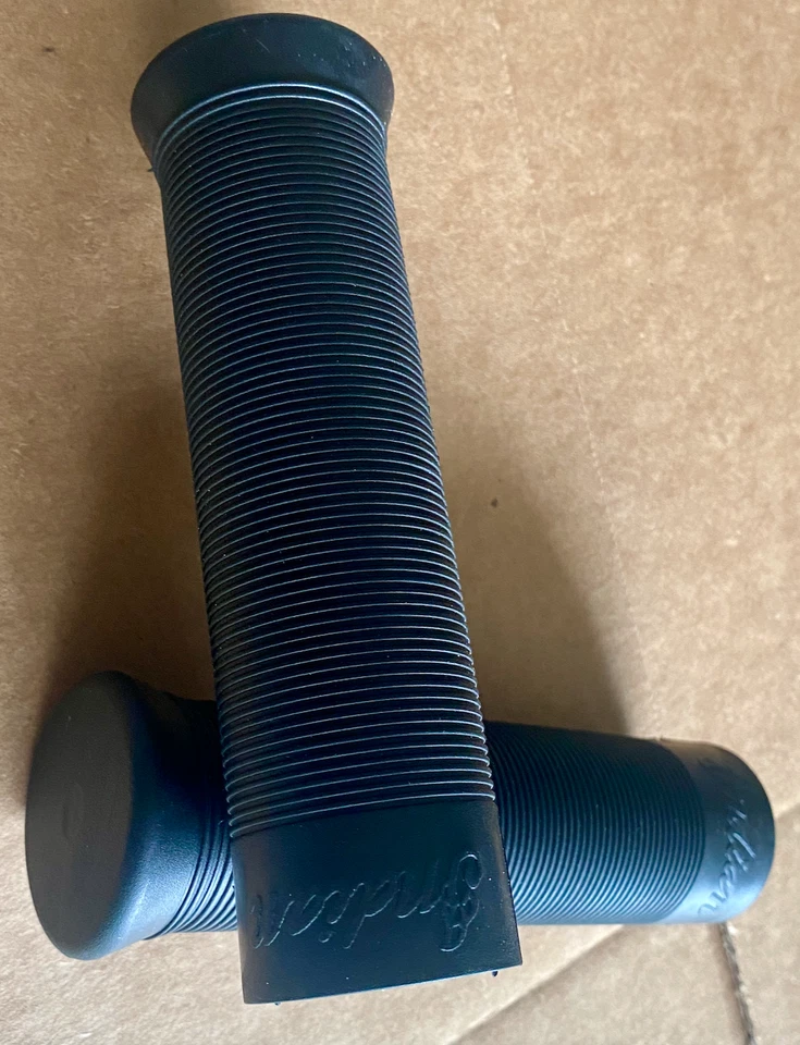 43086 New Indian Chief & Scout 4 Cylinder Handlebar Grips Black 1936- Up #289 - Image 1 of 4