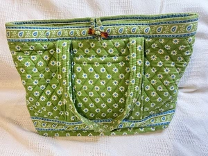 Vera Bradley Beuteltasche grün Apfel Gänseblümchen umschaltbar im Ruhestand (Rarität ohne Reißverschluss) - Bild 1 von 3
