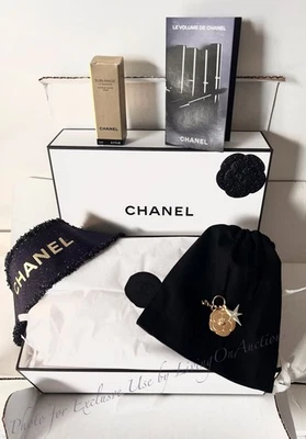 Chanel Holiday 2025 Camelia Flor Dije Adorno Caja de Regalo Tarjeta Recibo Cinta Foto 1 de 4