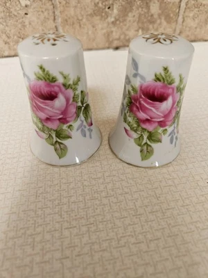 Shakers vintage pintados à mão de sal rosa e pimenta Lefton em excelente estado usado - Imagem 1 de 4