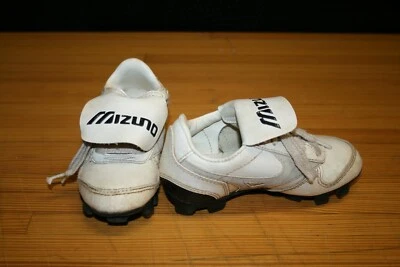 PAIR USED MIZUNO SPORTS SHOES BASEBALL?SOCCER?FOOTBALL?CLEATS YOUTH Y 11 WHITE - Image 1 of 4