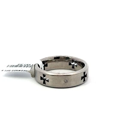 Anillo de banda de borde biselado central satinado cruz diamante recortado titanio 0,04 ctw 7 mm Foto 1 de 4
