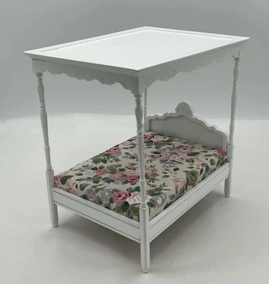 Cama con cuatro carteles blanca para casa de muñecas (VEC/32) Foto 1 de 4