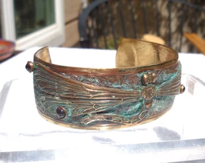 Elaine Coyne Verdigris Brass Cuff Bracelet Dragonfly Garnet Artisan Signed Large - Picture 1 of 11