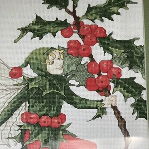 Kit punto croce fate fiori La fata agrifoglio 5535 di Cicely Mary Barker - Foto 1 di 14