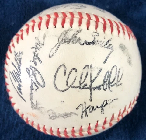 1992 Minnesota Twins Team Replica Autographed Baseball Cover