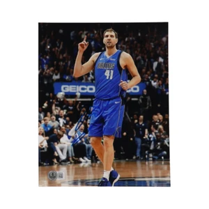 Dirk Nowitzki Signed Mavericks 8x10 Photo (Beckett) - Picture 1 of 1