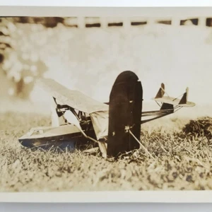 Fotografía instantánea y negativos modelo de juguete avión daños por accidente - Imagen 1 de 13
