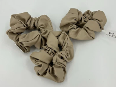 NUEVO ICING Lote de 3 Beige Imitación Cuero Plisado Scruchie Claires Accesorio para el Cabello Foto 1 de 4
