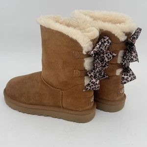 Ugg donna mini Bailey fiocco leopardato taglia US 6 colore castagno (moglie indossata una volta) - Foto 1 di 9
