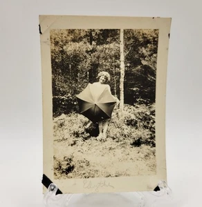 Foto antigua mujer joven desnuda detrás del paraguas c 1920 Dakota del Norte - Imagen 1 de 2
