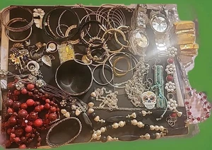 65+ Costume Jewelry many New, Craft Supplies,/Junk Jewelry, New Watches R360 - Picture 1 of 8