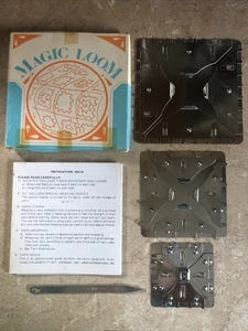MAGIC TELAR De Colección 1981 Granny Cuadrado Metal 3 Tamaños, Aguja e Instrucciones Hong Kong - Imagen 1 de 8