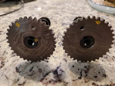 Árboles de levas de admisión y escape OEM 2016 Suzuki DRZ 400 Foto 1 de 4