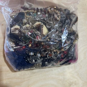 4 LB+ LOT OF VINTAGE MIXED COSTUME JEWELRY FOR CRAFTS, PARTS OR REPAIR ONLY - Picture 1 of 3