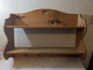 Vintage handgefertigtes 90er Holzregal gebeizt mit Heringen und Herzausschnitt 31 x 22,5 x 8 Zoll - Bild 1 von 22