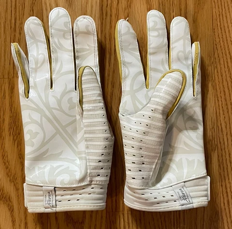 NOTRE DAME FOOTBALL 2019 AWAY TEAM ISSUED UNDER ARMOUR GLOVES SIZE LARGE Cover