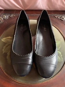 EUC! VANELi Women's Black Leather Size 10 ( 9 9.5) Scalloped Flat $108 - Picture 1 of 6