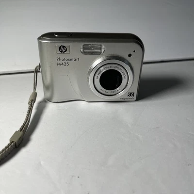 HP PhotoSmart M425 5.0MP Digital Camera, Silver, Tested - Image 1 of 4