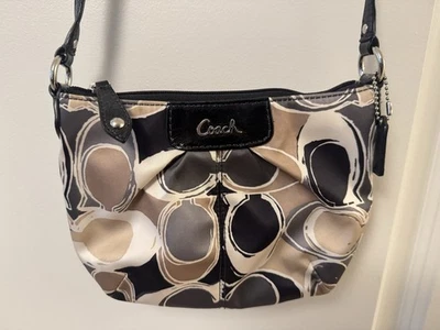 Bolsa tiracolo Coach Ashley estampa de cachecol cetim preto e creme - Imagem 1 de 4