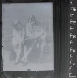 Vintage 20er Jahre Mutter/Familie liest ein Buch Glas s/w Negativ Mittelformat - Bild 1 von 2