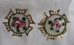 Pendientes vintage de flor estilizada en tono dorado con esmalte rosa pintado a mano atornillado - Imagen 1 de 3