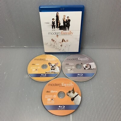 Modern Family: The Complete Third Season 3 (3-Disc Blu-ray Set, 2012) - Image 1 of 4