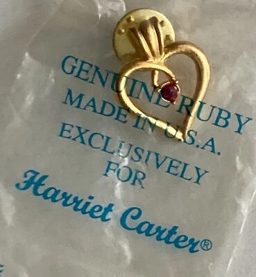 Заколка на лацкан Ruby ̼Heart золотистого цвета 1 дюйм сделана ̼ исключительно для Harriet Carter США - Изображение 1 из 4