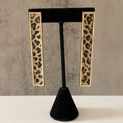 Pendientes perforados lineales de gamuza con estampado de leopardo Belle Noel Kim Kardashian de 3" Foto 1 de 4