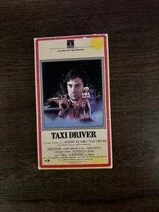 Taxi Driver (VHS, 1976) Pre-Owned First Edition 1983 Release Side Loading Slip - Imagen 1 de 7