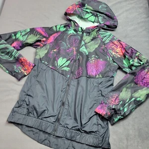 Chaqueta cortavientos con capucha floral para niñas Nike negra y multicolor poliéster talla Lg - Imagen 1 de 9