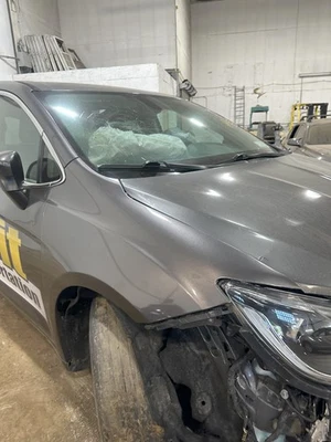 Used Front Right Fender fits: 2017 Chrysler Pacifica VIN G 8th digit gasoline Fr Foto 1 de 4