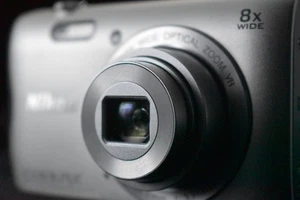 [1 año de garantía] Cámara digital Nikon Coolpix A300 plateada WiFi zoom 8,0x 7283 - Imagen 1 de 20