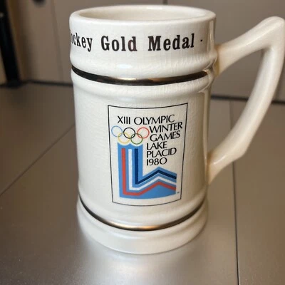 Xlll Juegos Olímpicos de Invierno Lake Placid 1980 Hockey Medalla de Oro - U.S.A. Beer Stein Foto 1 de 4