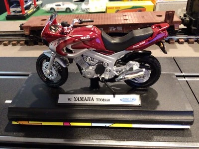 Motocicleta Welly 1/18 Die Cast 2001 Borgoña Yamaha TDM850  Foto 1 de 4