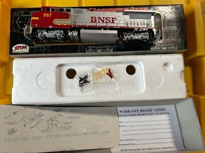 Atlas Master Series 9055 BNSF #557 Dash 8-40BW - Picture 1 of 4
