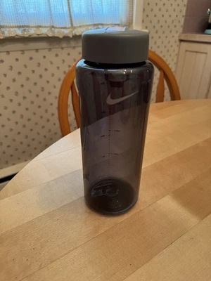 Botella de agua gris Nike con mosquetón clip 1000 ml Foto 1 de 2