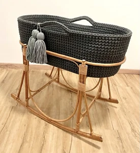 Handgefertigte Babywiege / Moseskorb mit Gestell - Bild 1 von 4
