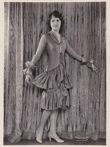 Foto de prensa de 1927 actriz June Marlowe modelos falda verde salvia de Roman Freulich - Imagen 1 de 2