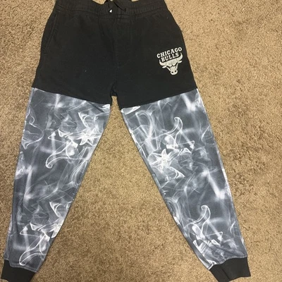 Pro Standard Men’s NBA Chicago Bulls Logo Retro Smoke Joggers  Size L - Imagem 1 de 4