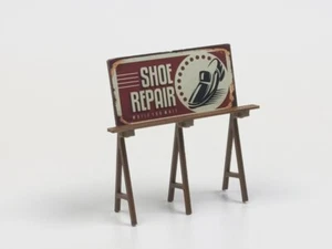 Réplicas SW - 40' de alto (escala Z) cartelera de una cara en carretera - reparación de zapatos - Imagen 1 de 5