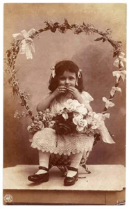Bambina in un cesto di vimini con fiori. 539/6 - N.P.G. - 1906 - Picture 1 of 2